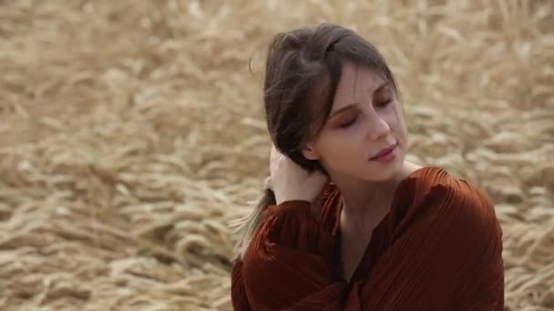 Молодая Женщина Отдыхает Пшеничном Поле — стоковое видео
