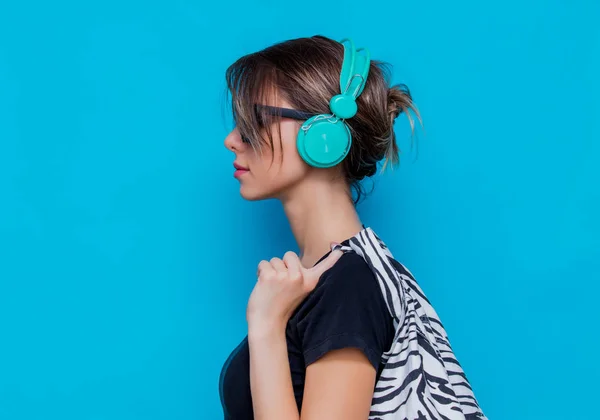 Mujer joven en ropa de cebra y auriculares —  Fotos de Stock