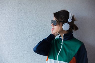 Kulaklıklı 90'lı yaşlarda genç kadın