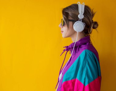 Kulaklıklı 90'lı yaşlarda genç kadın 