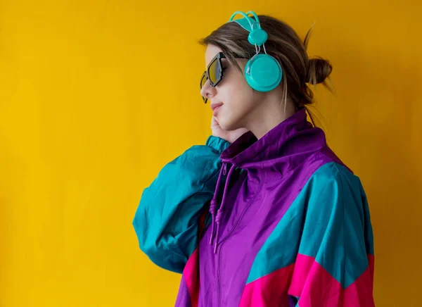 Jeune femme dans les années 90 vêtements de style avec écouteurs — Photo
