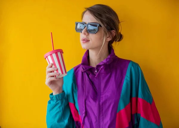 Jonge vrouw in de jaren 90 stijl kleren met Cup — Stockfoto