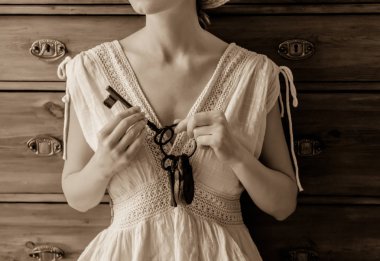 Eski anahtar ve kilit bir elinde tutan kadın