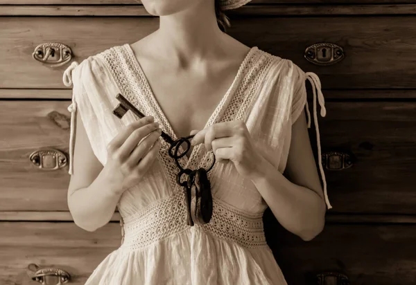 Eski anahtar ve kilit bir elinde tutan kadın — Stok fotoğraf