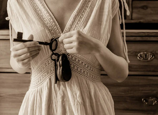 Kobieta trzyma stary klucz i blokada w ręce — Zdjęcie stockowe
