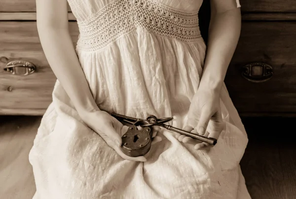 Eski anahtar ve kilit bir elinde tutan kadın — Stok fotoğraf