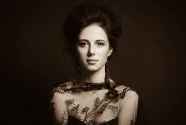 kadın koyu arka plan üzerinde