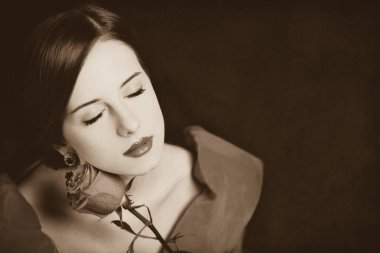 rose ile güzel kızıl saçlı kadın.