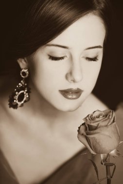 rose ile güzel kızıl saçlı kadın.