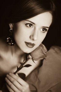 rose ile güzel kızıl saçlı kadın.