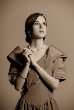 Kırmızı Viktorya dönemi giysili genç Kızıl saçlı kadın