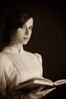 kitap ile güzel kızıl saçlı kadın