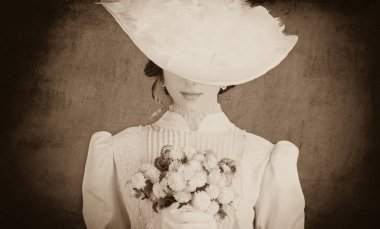 buket ile güzel kızıl saçlı kadın