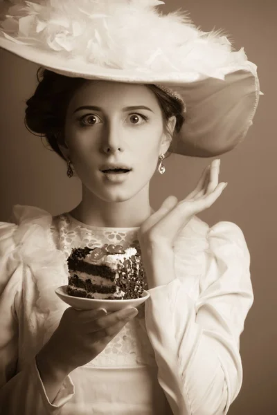 Retrato de mulheres ruivas edvardianas com bolo no fundo vermelho . — Fotografia de Stock