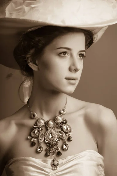 Retrato de mulheres ruivas edvardianas em fundo vermelho . — Fotografia de Stock