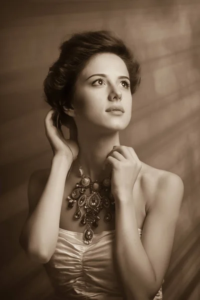 Портрет красива жінка у вікторіанської епохи одязі — стокове фото