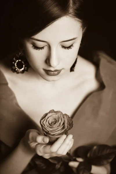 Krásná rusovláska ženy s růží. — Stock fotografie