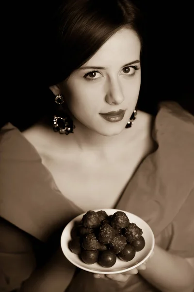 초콜릿 사탕과 빨간 빅토리아 시대 옷을 입은 여자 — 스톡 사진