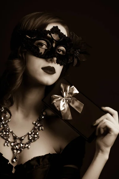 Mistero ragazza in nero vestiti in maschera — Foto Stock