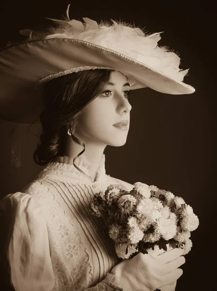 Belles femmes rousses avec bouquet — Photo