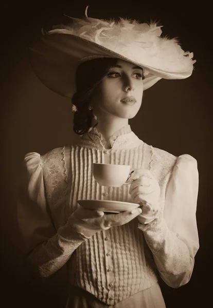 Krásná rusovláska ženy s šálkem čaje — Stock fotografie