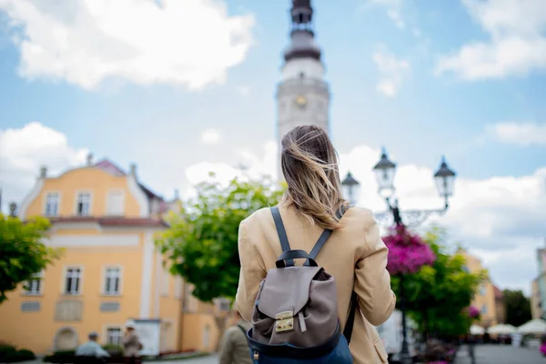 Mujer en gafas de sol y mochila en la antigua plaza del centro de la ciudad. Polonia — Foto de Stock