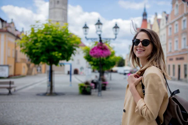 Женщина в солнцезащитных очках и рюкзаке на старой центральной площади города. Польша — стоковое фото