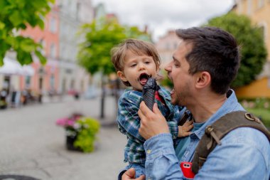 Baba ve oğul var bir eğlence ile siyah dondurma