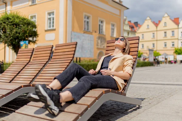 Žena má odpočinek na náměstí města — Stock fotografie