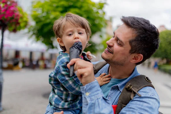 Vader en zoon hebben een plezier met zwarte ijs — Stockfoto