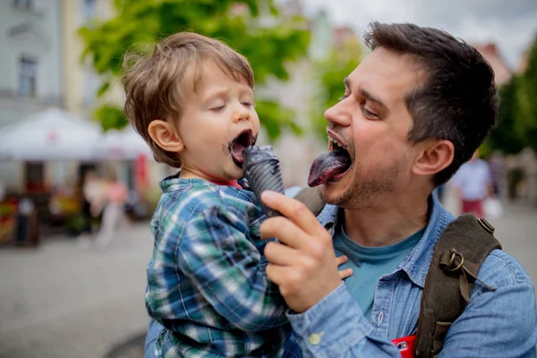 Dad and son have a fun with black ice-cream — Stock Photo, Image