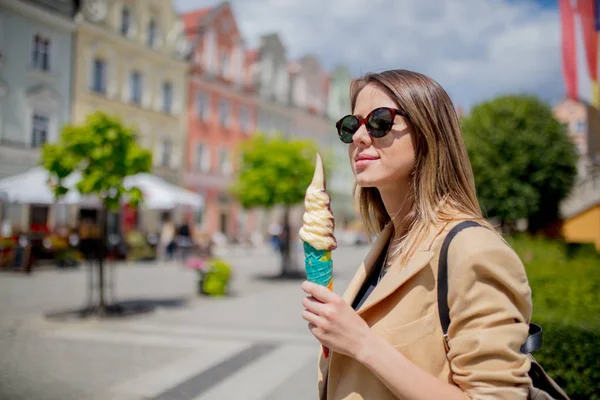 Γυναίκα στυλ σε γυαλιά ηλίου και παγωτό στο παλιό πλατεία κέντρο της πόλης. — Φωτογραφία Αρχείου