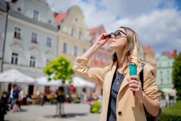 Стиль женщина в солнечных очках и мороженое в старом центре города площади . — стоковое фото