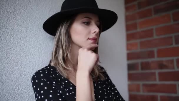 Jonge vrouw met zonnebril en hoed — Stockvideo