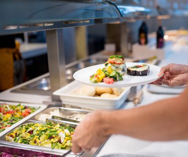 adam açık büfesinde yiyecek alır