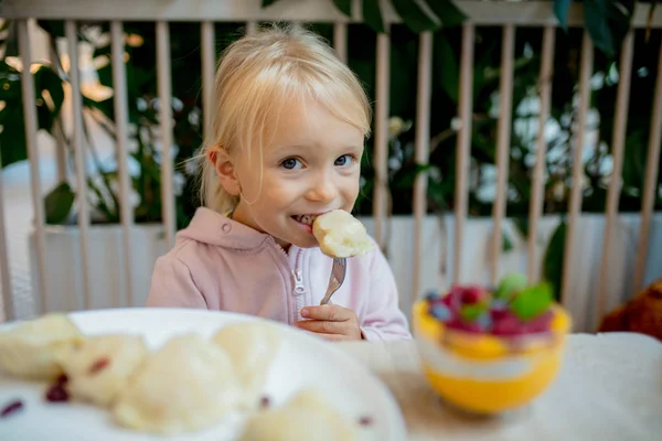 Niña comiendo albóndigas en la cafetería —  Fotos de Stock