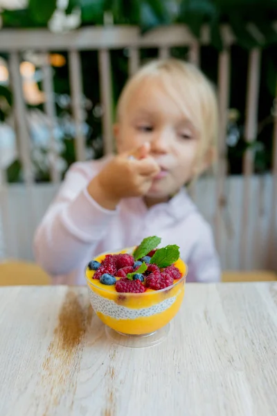 Ragazza con bacche dessert in un caffè — Foto Stock