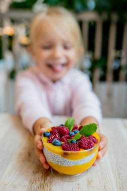 bir kafede çilek tatlı kız