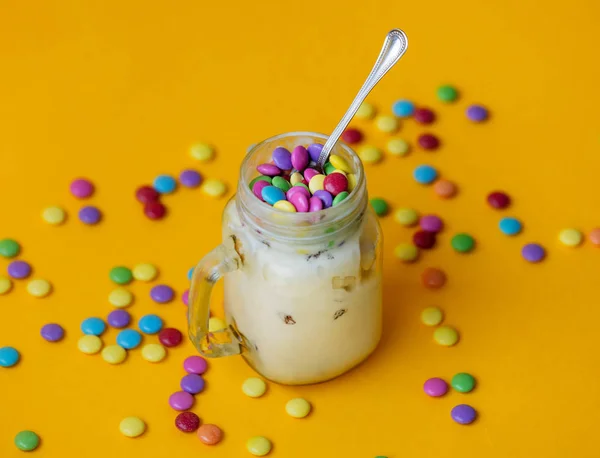 Xícara de sorvete de creme com doces em dragee — Fotografia de Stock