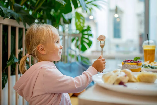 Little girl eating dumpling in cafe — Stock Photo, Image