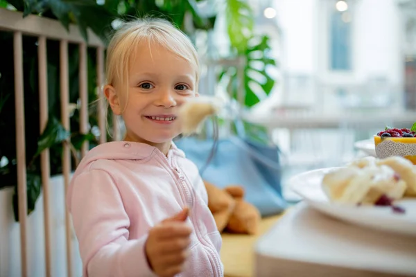 Little girl eating dumpling in cafe — Stock Photo, Image