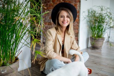 bir evde şapka ve Giysi tarzı kız