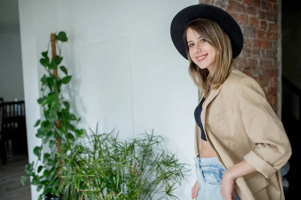 bir evde şapka ve Giysi tarzı kız