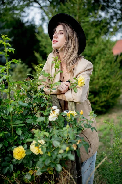 古い田舎の庭で帽子とジャケットの女性 — ストック写真