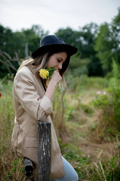 Frau mit Hut und Jacke im alten Bauerngarten — Stockfoto