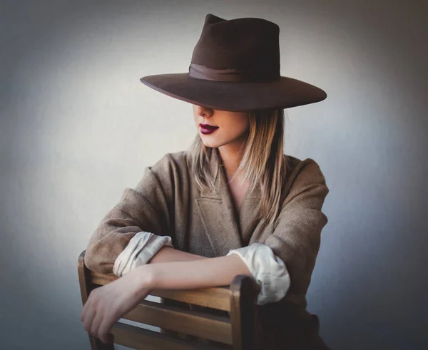 Vrouw in hoed en jas — Stockfoto