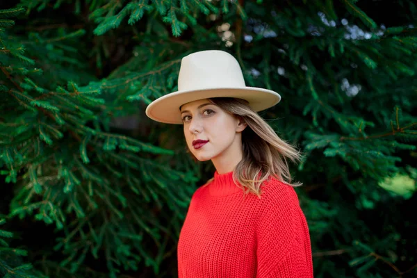 Mulher de chapéu e camisola vermelha — Fotografia de Stock