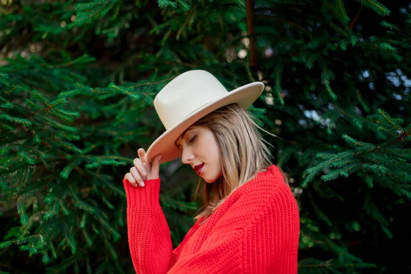 모자와 빨간 스웨터를 입은 여성 — 스톡 사진