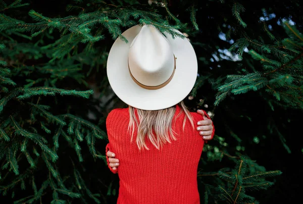 Женщина в шляпе и красном свитере — стоковое фото