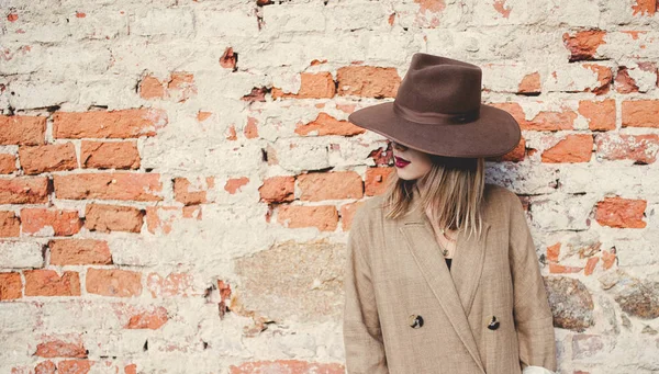 Mulher em estilo chapéu e casaco — Fotografia de Stock